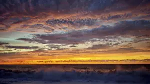 Cape Verde Sunset Imprime: Dramatic sunset with powerful cloud formations and breaking waves in the foreground