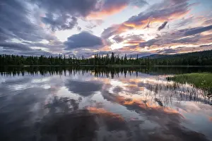 Dramatic Sunset Norway Imprime: Dramatic sunset by the river Namsen with reflection