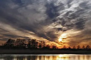 Natural Preserve In Eastern Germany Imprime: Dramatic sunset sky with trees and soft reflection in water