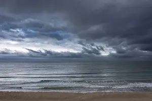 Imágenes Con fecha de 20 de diciembre de 2024: Una vista dramática del océano bajo un cielo nublado.