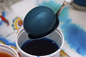 Colourful Easter Eggs Imprime: Dyeing/ coloring Easter Eggs