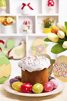 Easter Table Setting Imprime: Easter cake with eggs on the table