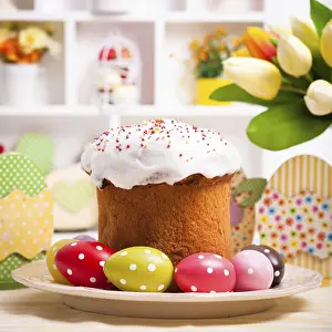 Table Decoration Ideas Imprime: Easter cake with eggs on the table