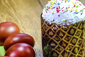 Traditional Russian Pastry Imprime: Easter cake and painted red Easter eggs