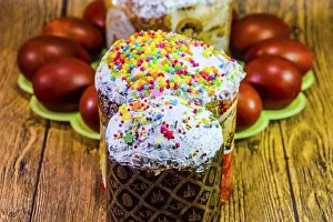 Sweet Easter Treats Imprime: Easter cake and painted red Easter eggs