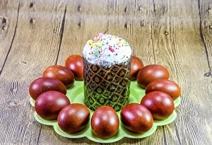 Colorful Spring Flowers Imprime: Easter cake and painted red Easter eggs