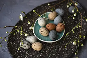 Deserted Table Setting Imprime: Easter table setting with colored eggs