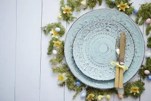 Easter Table Setting Imprime: Easter table setting with flowers and eggs
