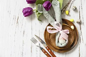 Easter Table Setting Imprime: Easter table setting with painted eggs