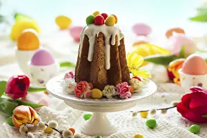 Colorful Easter Eggs Imprime: Easter table setting with spring flowers