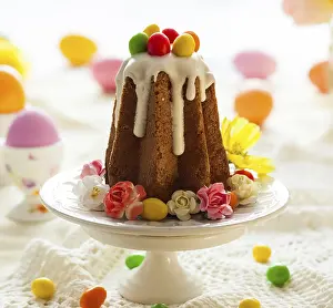 Colorful Easter Eggs Imprime: Easter table setting with spring flowers
