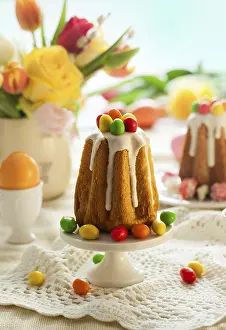 Colorful Easter Eggs Imprime: Easter table setting with spring flowers