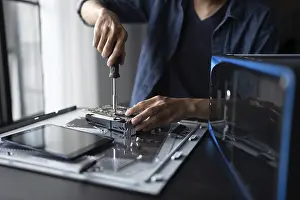 Imágenes fechadas el 27 de agosto de 2024: Engineer installing hardware print