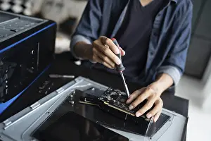Imágenes fechadas el 27 de agosto de 2024: Engineer installing hardware print