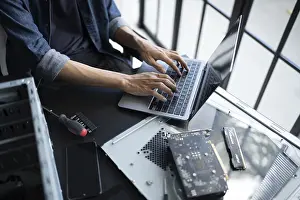 Imágenes fechadas el 27 de agosto de 2024: Ingeniero de TI instalando equipo de hardware Ingeniero de desarrollo en instalación Mantenimiento ingeniero