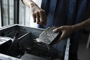 Imágenes fechadas el 27 de agosto de 2024: Ingeniero de TI instalando equipo de hardware Ingeniero del desarrollo de la instalación Mantenimiento ingeniero