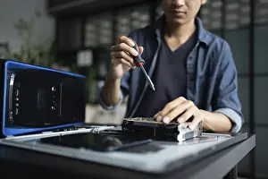 Imágenes fechadas el 27 de agosto de 2024: Ingeniero de TI instalando equipo de hardware Ingeniero de Desarrollo del Equipo Instalación computadora Placa base