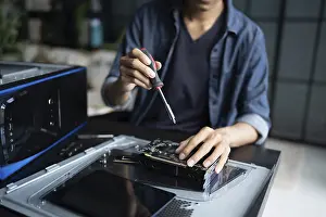 Imágenes fechadas el 27 de agosto de 2024: Ingeniero de TI instalando Equipo de Hardware Ingeniero de Desarrollo de Instalación Mantenimiento computadora Placa
