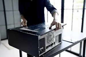 Imágenes fechadas el 27 de agosto de 2024: Ingeniero de TI instalando equipo de hardware Ingeniero de Desarrollo del Equipo Instalación computadora Placa base
