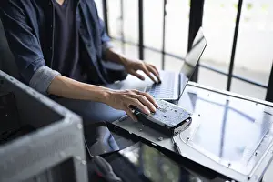Imágenes fechadas el 27 de agosto de 2024: Ingeniero de TI instalando equipo de hardware Ingeniero de Desarrollo de Instalación Mantenimiento computadora Placa