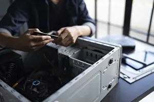 Imágenes fechadas el 27 de agosto de 2024: Ingeniero de TI instalando equipo de hardware Ingeniero de desarrollo de la instalación Mantenimiento ingeniero del