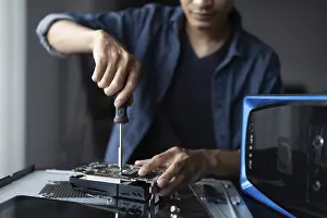 Imágenes fechadas el 27 de agosto de 2024: Ingeniero de TI instalando equipo de hardware Ingeniero de desarrollo de la instalación Mantenimiento ingeniero