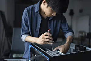 Imágenes fechadas el 27 de agosto de 2024: Ingeniero de TI instalando equipo de hardware Ingeniero de desarrollo de la instalación Mantenimiento ingeniero