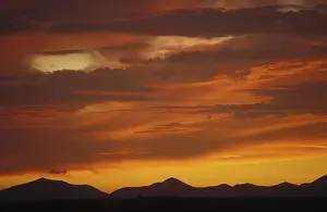 Overcast Sky With Mountains Imprime: Evening sky, dramatic, red, clouds