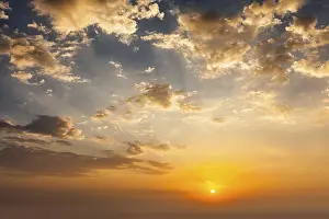 Evening Landscape Photography Imprime: Evening sunset sky with sun and dramatic clouds