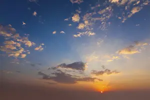 Atmospheric Evening Mood Imprime: Evening sunset sky with sun and dramatic clouds