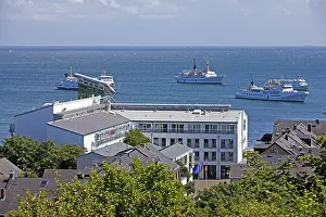 Helgoland Island Imprime: Excursion boats, hotel complex