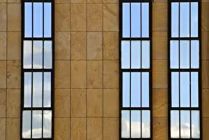 Office Building Facade Imprime: Facade divided into three with reflection in the windows