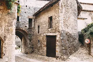 Deserted Stone Building Europe Imprime: Facade of old stone buildings in Perouges, France