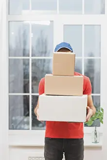 Parcel Delivery Imprime: Faceless courier with stack parcels