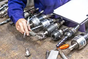 Factory Worker Imprime: Factory worker operator of the numerical control sector measuring the drill bits