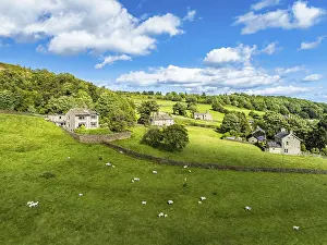 Farmland View From Above Imprime: Farms and Fields over Cononley and River Aire from a drone