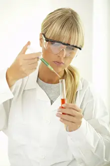 Laboratory Equipment Use Imprime: Female lab worker testing and experimenting
