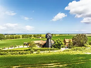 Fields And Windmill UK Imprime: Fields and Windmill from a drone