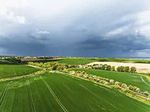 Fields From Above UK Imprime: Fields and Windmill from a drone