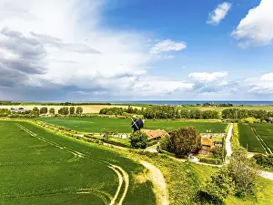 Fields And Windmill UK Imprime: Fields and Windmill from a drone