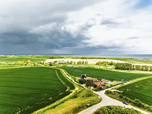 British Countryside Scenes Imprime: Fields and Windmill from a drone
