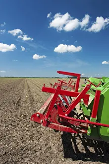 Benelux Countryside Landscape Imprime: Fields with young vegetable fields and detail of planting machine