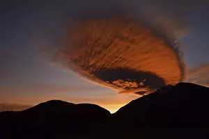 Red Cloud Formation Imprime: Fiery red clouds above mountain range