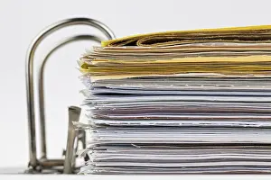 Empty File Folders Imprime: A file folder with documents and papers