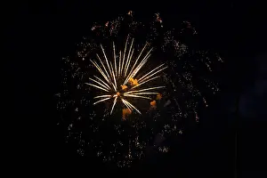 Dark Sky Fireworks Imprime: Fireworks with yellow-orange rays exploding in the night sky