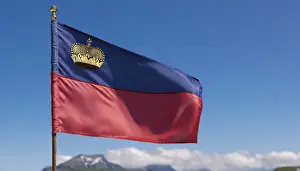 Impresiones de La bandera de Liechtenstein ondea en el viento Liechtenstein Imprime: La bandera de Liechtenstein ondea en el viento.