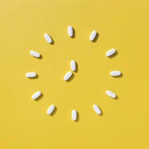 Healthcare System Products Imprime: Flat lay pills making clock shape
