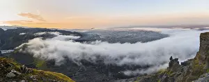Steep Cliff Landscape Photography Imprime: Fog between the cliffs, clouds moving around