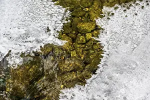 Eroded Rock Formations Europe Imprime: Forms and structures of ice on water