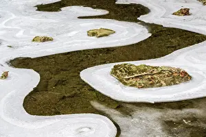 Uninhabited Canyon Landscape Imprime: Forms and structures of ice on water